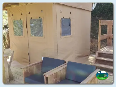 Glamping tienda de lona con terraza y sofás del Camping Las Gaviotas, Santa María del Mar (Asturias)