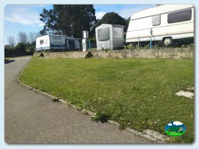 Parcelas con mobil-home y espacios verdes del Camping Las Gaviotas, Santa María del Mar (Asturias)