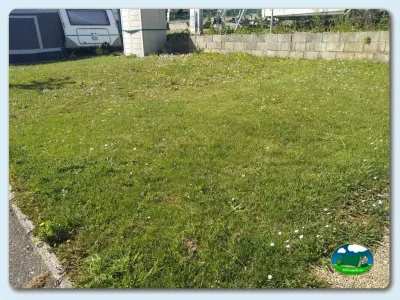 Parcela con hierba y mobil-home del Camping Las Gaviotas, Santa María del Mar (Asturias)