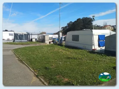Parcela con caravana y vistas al mar del Camping Las Gaviotas, Santa María del Mar (Asturias)