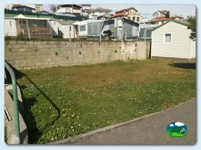 Parcela con mobil-homes del Camping Las Gaviotas, Santa María del Mar (Asturias)