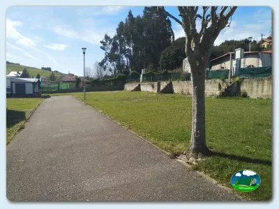 Parcela con camino y entorno montaña del Camping Las Gaviotas, Santa María del Mar (Asturias)