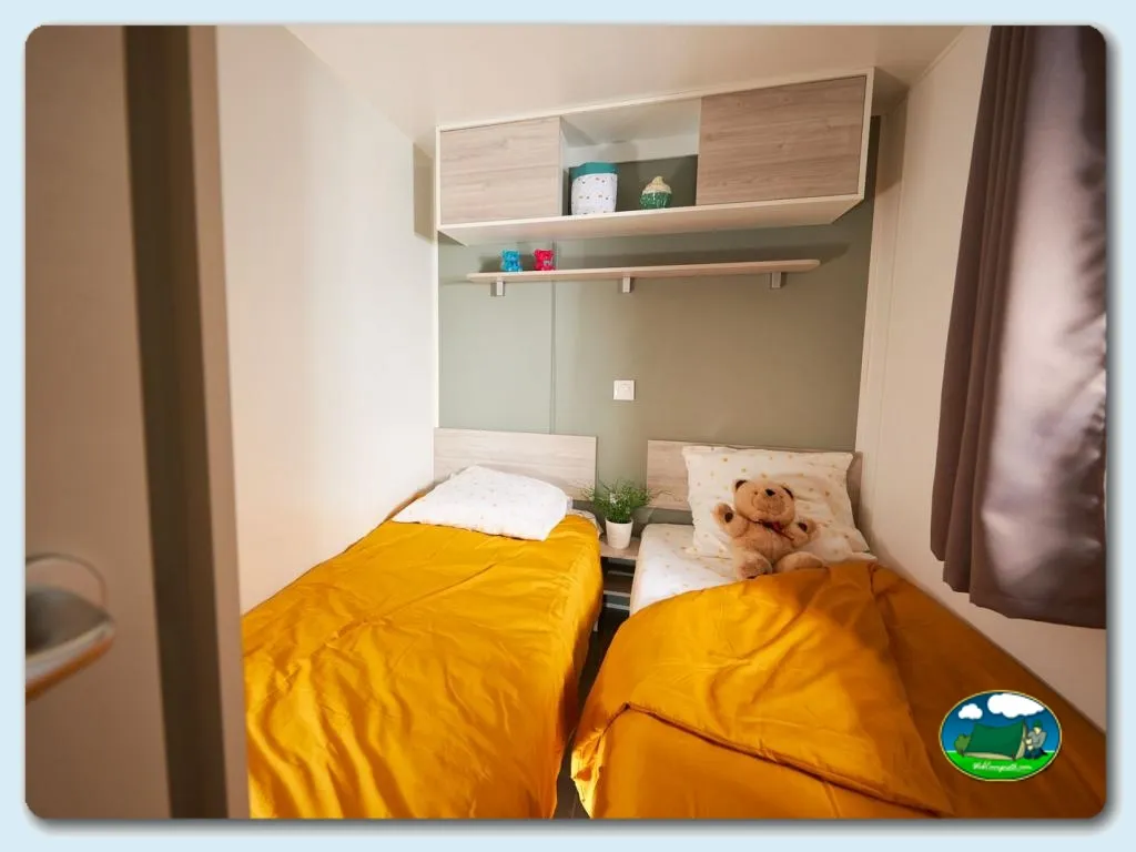 Mobil-home con dos camas individuales y almacenaje del Camping Las Gaviotas, Santa María del Mar (Asturias)