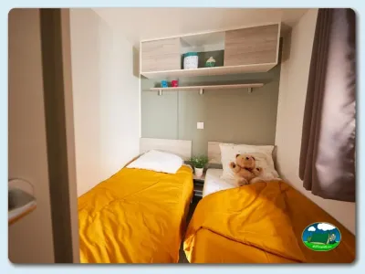 Mobil-home con dos camas individuales y almacenaje del Camping Las Gaviotas, Santa María del Mar (Asturias)