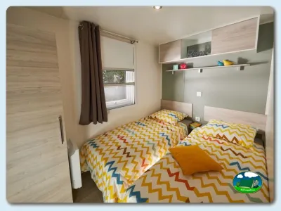 Mobil-home con dos camas individuales y almacenaje del Camping Las Gaviotas, Santa María del Mar (Asturias)