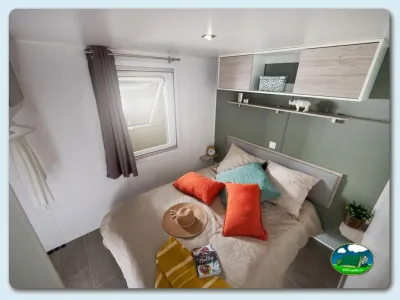 Mobil-home con dormitorio moderno y almacenamiento del Camping Las Gaviotas, Santa María del Mar (Asturias)