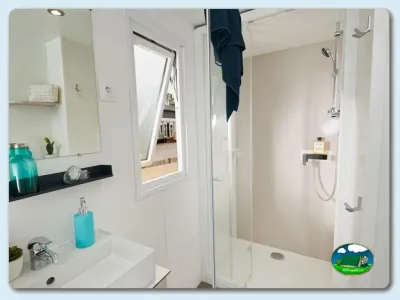 Baño de mobil-home con ducha y lavabo del Camping Las Gaviotas, Santa María del Mar (Asturias)