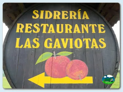 Cartel direccional sidrería restaurante del Camping Las Gaviotas, Santa María del Mar (Asturias)