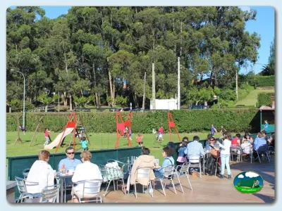 Parque infantil con piscina y zona de restaurante del Camping Las Gaviotas, Santa María del Mar (Asturias)