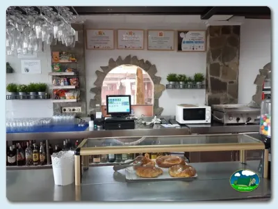 Restaurante bar con mostrador y productos frescos del Camping Las Gaviotas, Santa María del Mar (Asturias)