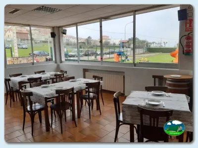 Restaurante con vistas al parque infantil del Camping Las Gaviotas, Santa María del Mar (Asturias)