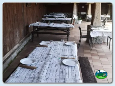 Restaurante con mesas de madera del Camping Las Gaviotas, Santa María del Mar (Asturias)