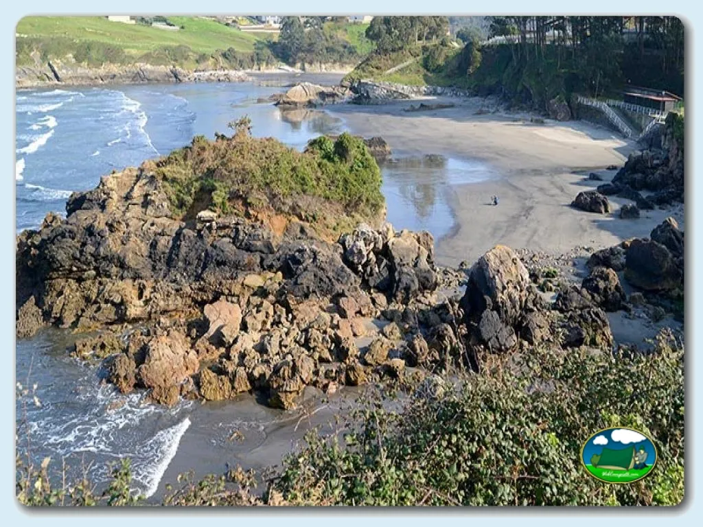 Playa junto al mar con acantilados y rocas del Camping Las Gaviotas, Santa María del Mar (Asturias)