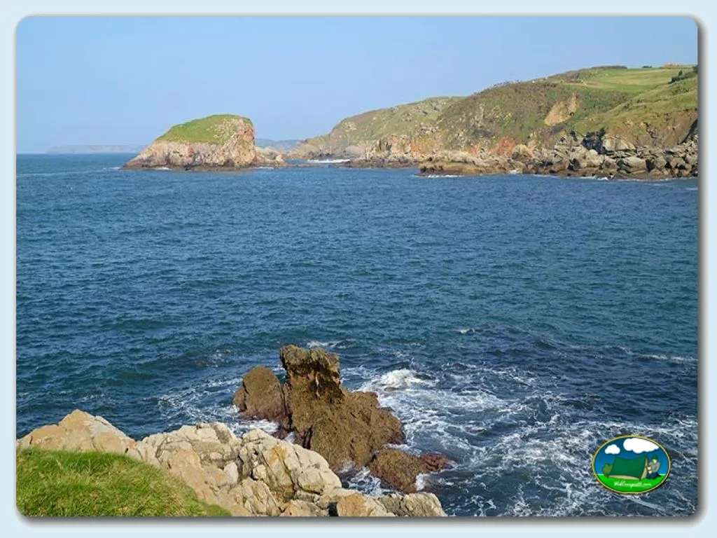 Playa junto al mar con acantilados rocosos del Camping Las Gaviotas, Santa María del Mar (Asturias)