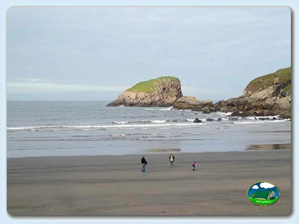 Playa junto al mar con acantilados del Camping Las Gaviotas, Santa María del Mar (Asturias)