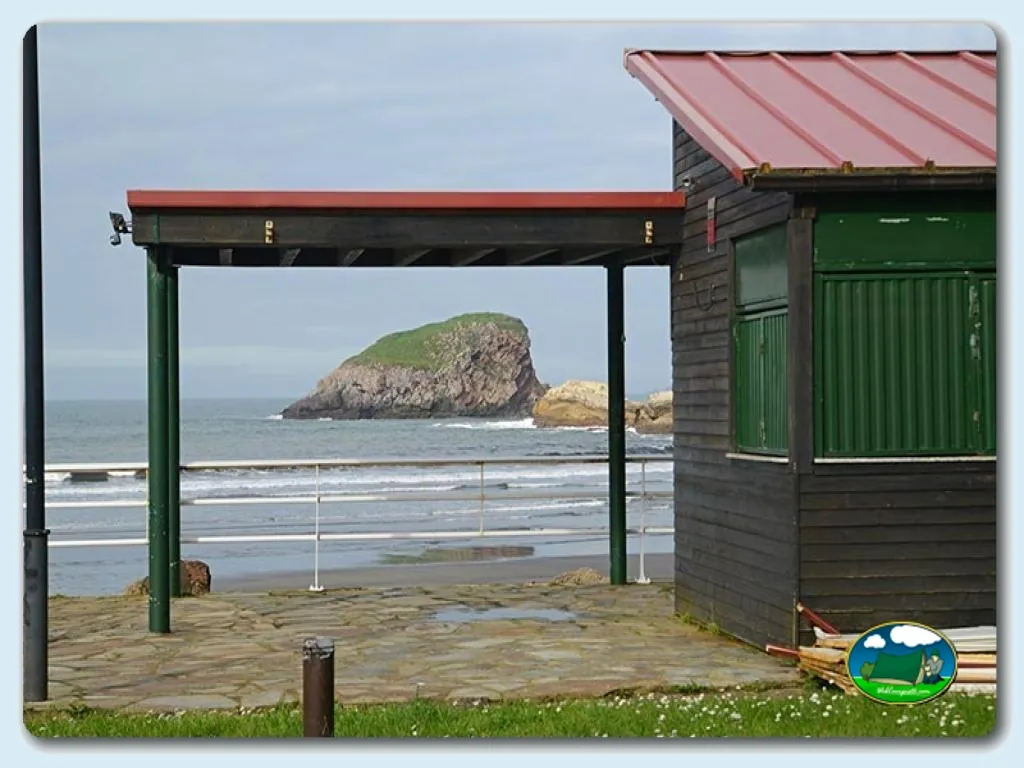 Bungalow junto al mar con vistas a playa y acantilado del Camping Las Gaviotas, Santa María del Mar (Asturias)