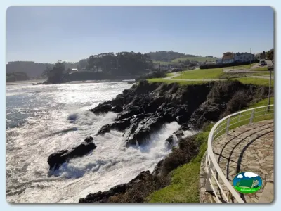 Parcela junto al mar con vistas a acantilado del Camping Las Gaviotas, Santa María del Mar (Asturias)
