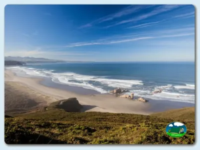 Playa junto al mar con vistas a la montaña del Camping Las Gaviotas, Santa María del Mar (Asturias)