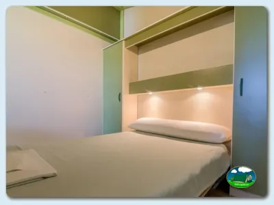 Mobil-home interior dormitorio moderno del Camping El Faro, Conil de la Frontera (Cádiz)