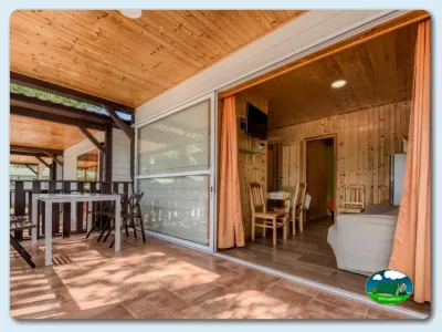 Bungalow con terraza y zona de estar del Camping El Faro, Conil de la Frontera (Cádiz)