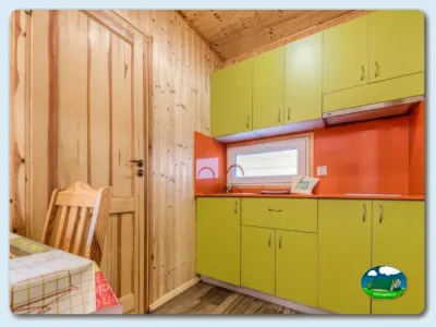 Cabaña interior cocina amarilla y naranja del Camping El Faro, Conil de la Frontera (Cádiz)
