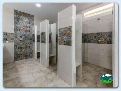 Aseos con duchas del Camping El Faro, Conil de la Frontera (Cádiz)