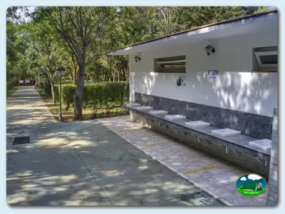 Aseos con parcelas arboladas del Camping El Faro, Conil de la Frontera (Cádiz)
