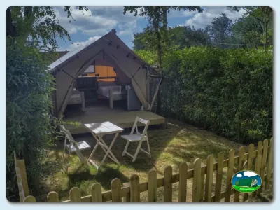 Glamping tienda con terraza y vistas al bosque del Camping El Faro, Conil de la Frontera (Cádiz)
