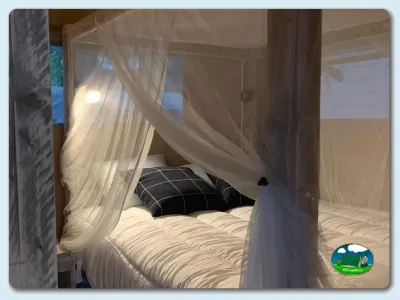 Glamping con dosel y vistas al exterior del Camping El Faro, Conil de la Frontera (Cádiz)