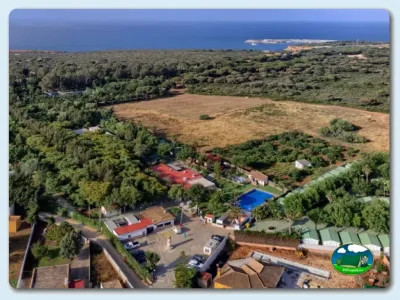 Parcela junto al río con piscina y vistas al mar del Camping El Faro, Conil de la Frontera (Cádiz)