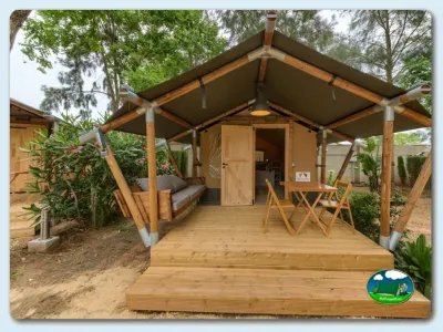 Glamping con terraza de madera y zona de estar del Camping El Faro, Conil de la Frontera (Cádiz)