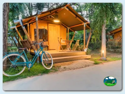 Glamping cabaña naranja con terraza y bicicleta del Camping El Faro, Conil de la Frontera (Cádiz)