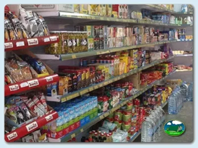 Supermercado estantes productos del Camping El Faro, Conil de la Frontera (Cádiz)