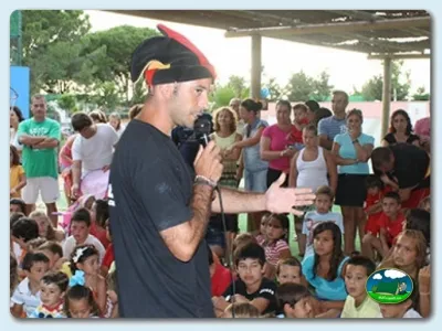 Animación infantil con micrófono en zona cubierta del Camping El Faro, Conil de la Frontera (Cádiz)