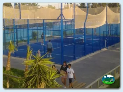 Pista de pádel cubierta con sombra del Camping El Faro, Conil de la Frontera (Cádiz)