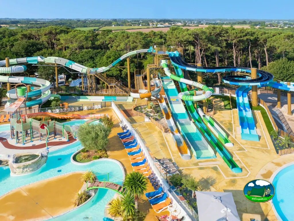 vista aérea del parque acuático con toboganes multicolores y piscinas del camping en Baden