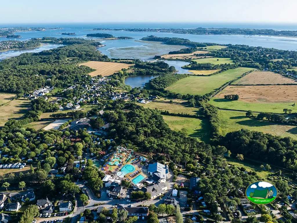 vista aérea de la ría y los campos junto al mar, con la piscina del camping en primer término en Baden