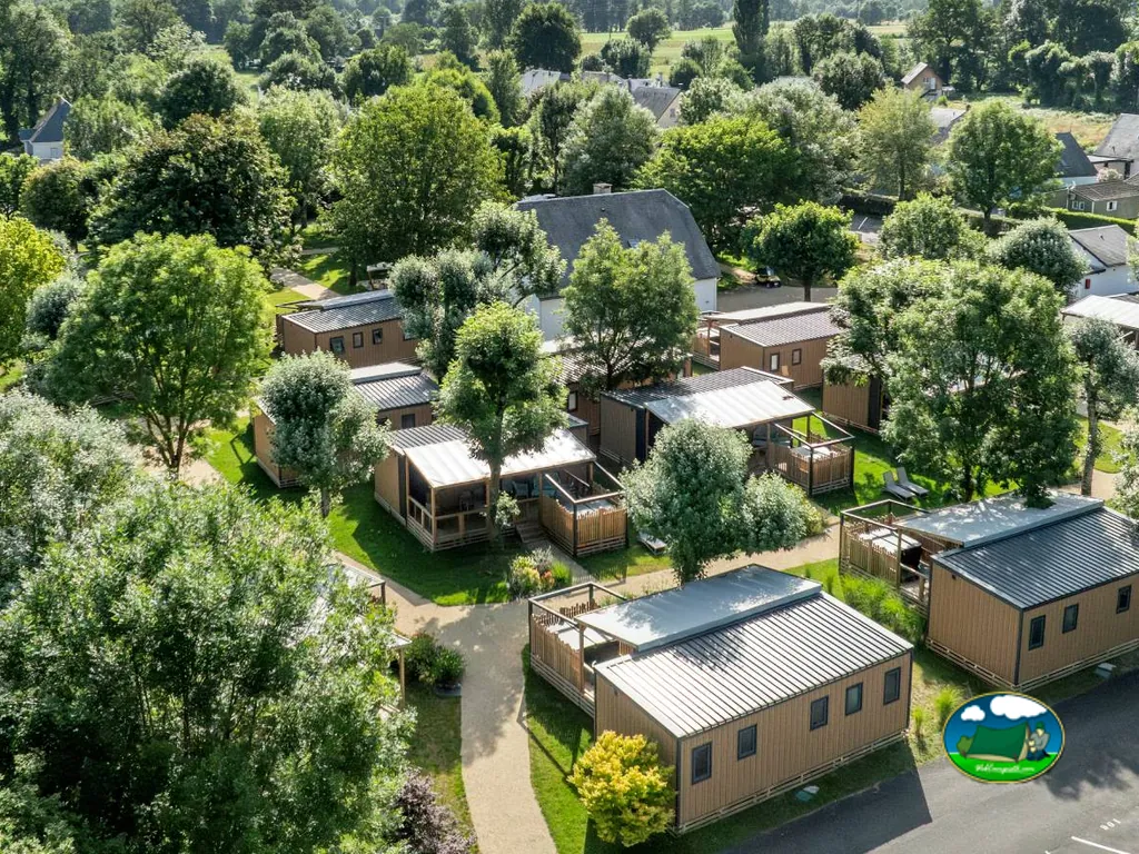 vista aérea de los bungalós de madera entre árboles del camping en Lau-Balagnas