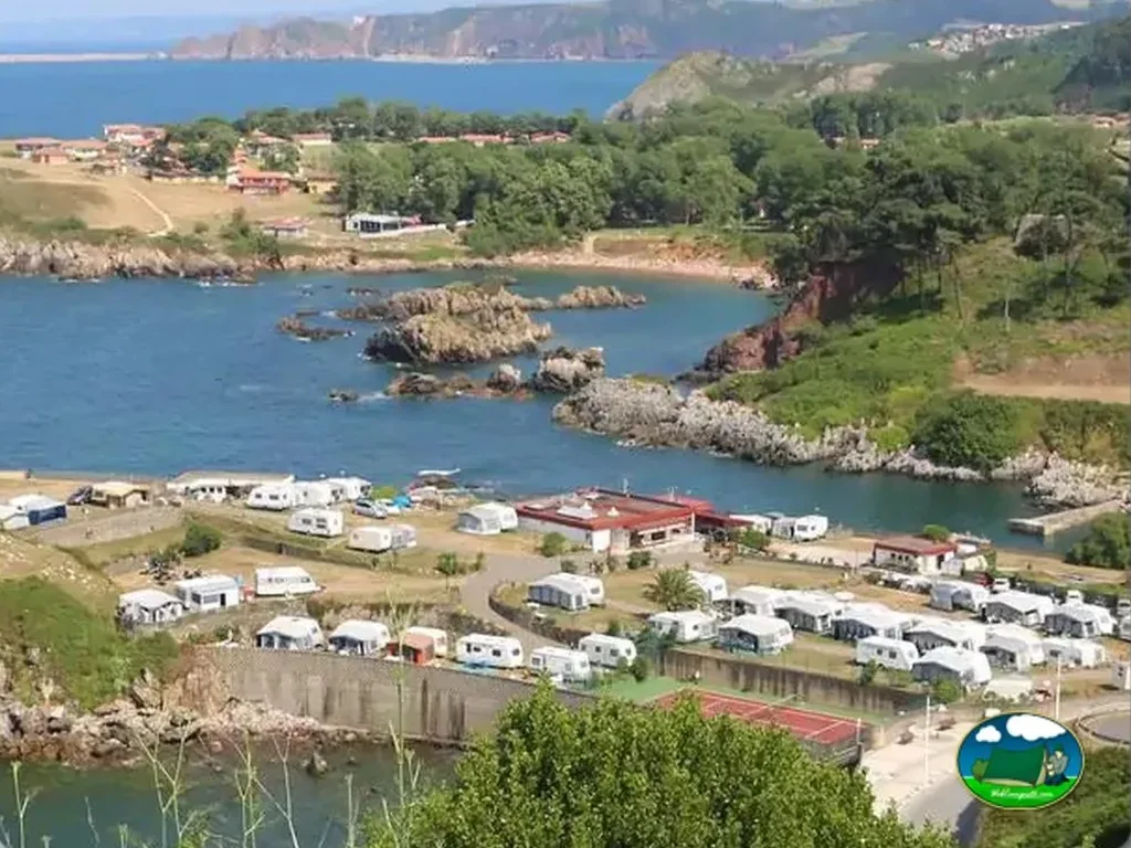 Mobil-home junto al mar con vistas a acantilados del Camping Perlora, Candas (Asturias)