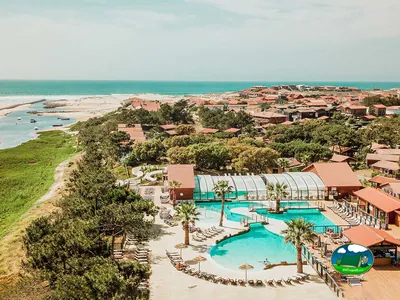 vista aérea del parque acuático y las cabañas del camping junto a la costa en Saint-Julien-en-Born