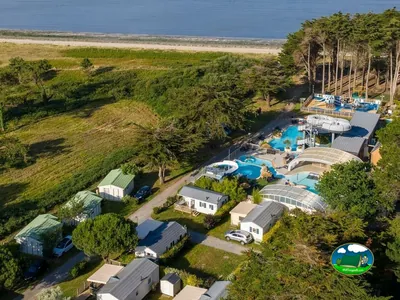 vista aérea del camping con parque acuático, mobil-homes y parcelas junto al mar en Assérac