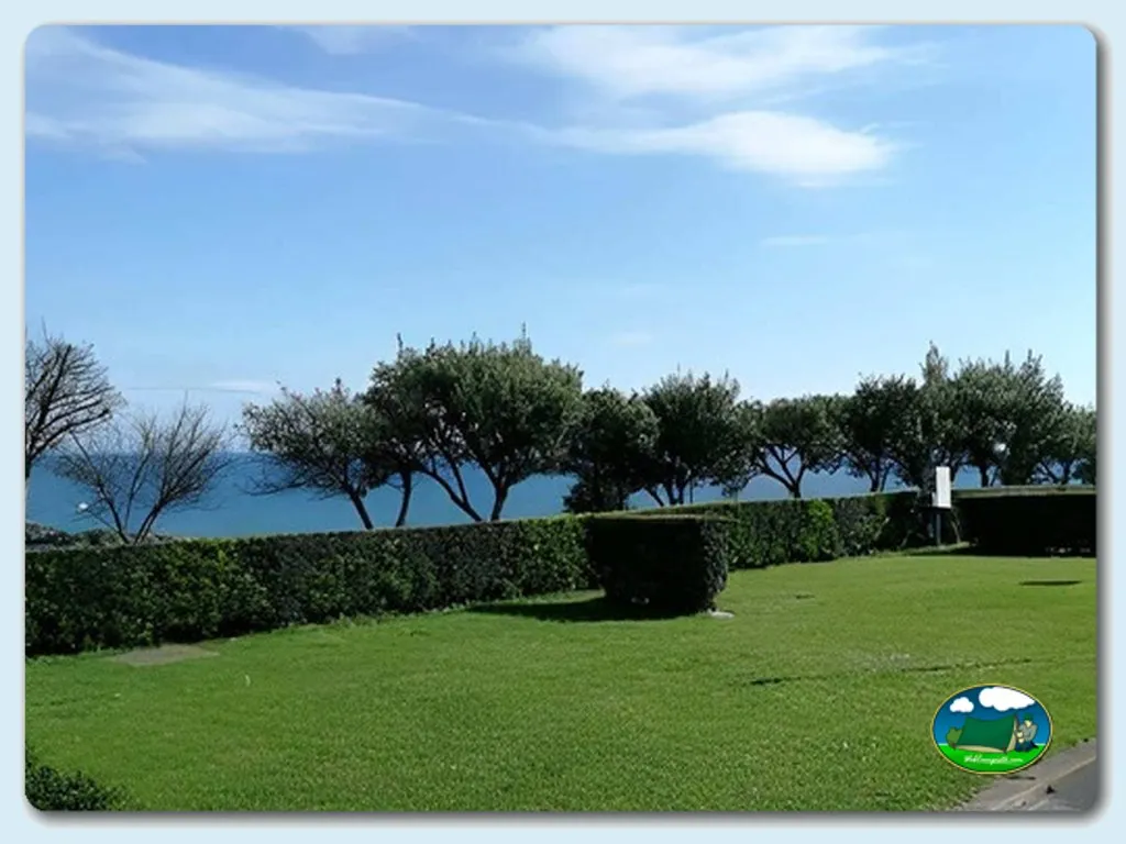 Parcela junto al mar con vistas al agua del Camping Buenavista, Candas (Asturias)