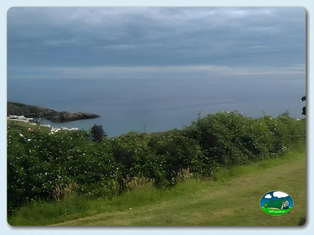 Parcela junto al mar con vistas a ensenada del Camping Buenavista, Candas (Asturias)