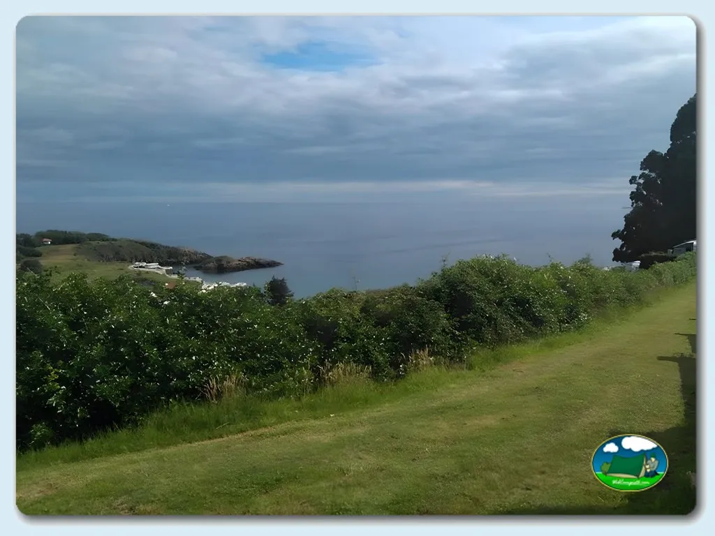 Parcela junto al mar con vistas acantilado del Camping Buenavista, Candas (Asturias)