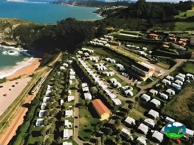 Bungalow junto al mar con playa y acantilados del Camping Buenavista, Candas (Asturias)