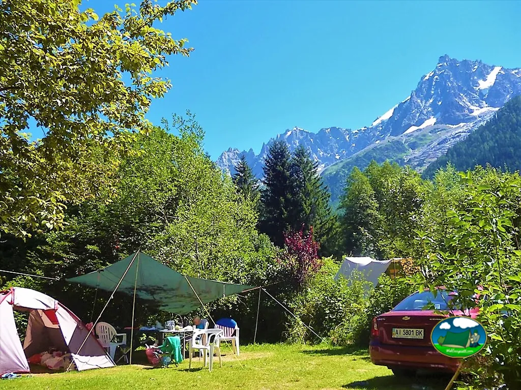 parcela de acampada con tienda, toldo y mesa frente a las montañas nevadas del Mont Blanc en Chamonix