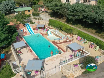 piscina con toboganes acuáticos y bañistas vista desde el aire en Le Crestet