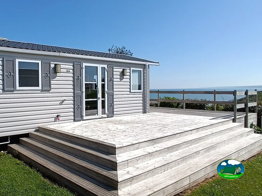 terraza de madera de un mobil-home con vistas al mar en Vierville-sur-Mer