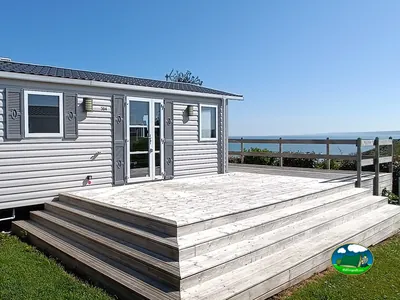 terraza de madera de un mobil-home con vistas al mar en Vierville-sur-Mer