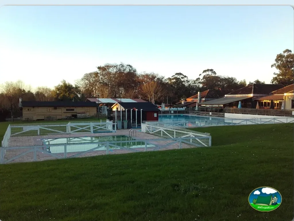 Piscina climatizada con vistas al entorno arbolado del Camping Deva, Deva. Gijon (Asturias)